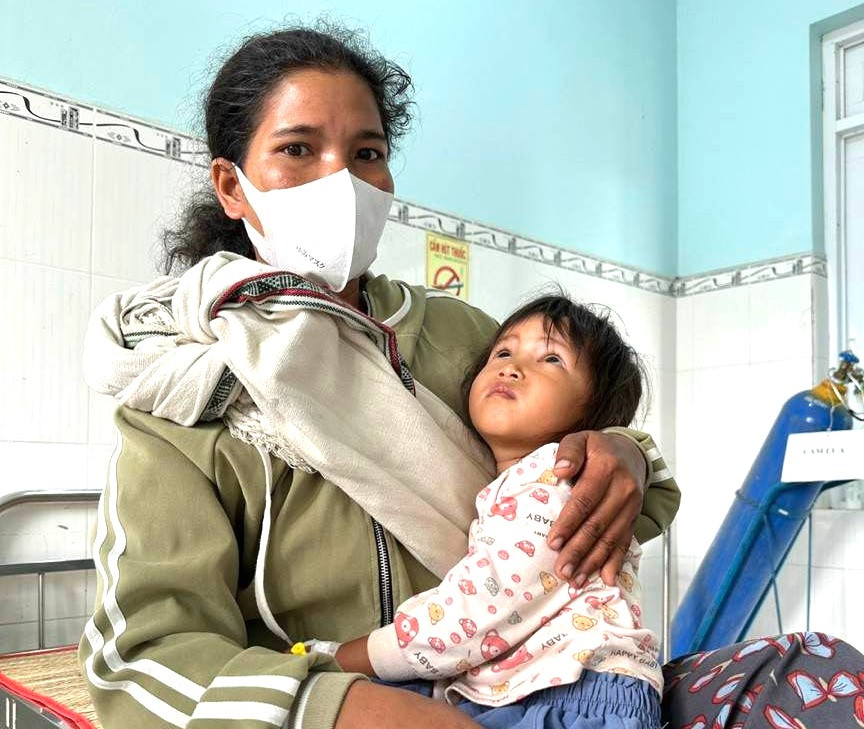 Một người dân là đồng bào dân tộc K'ho đưa con đến khám bệnh. Một người dân là đồng bào dân tộc K'ho đưa con đến khám bệnh.