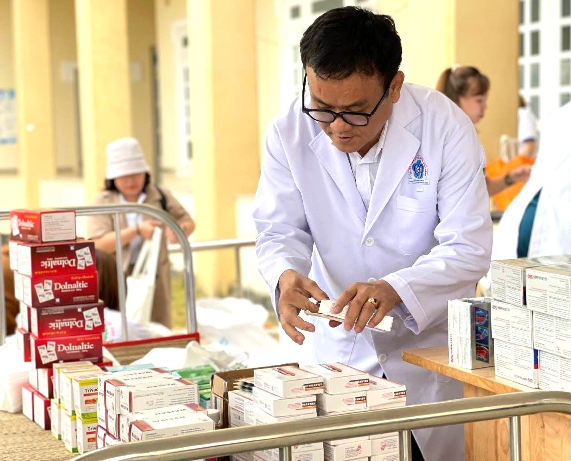 Bác sĩ chuẩn bị thuốc phát cho người dân sau khi thăm khám Bác sĩ chuẩn bị thuốc phát cho người dân sau khi thăm khám