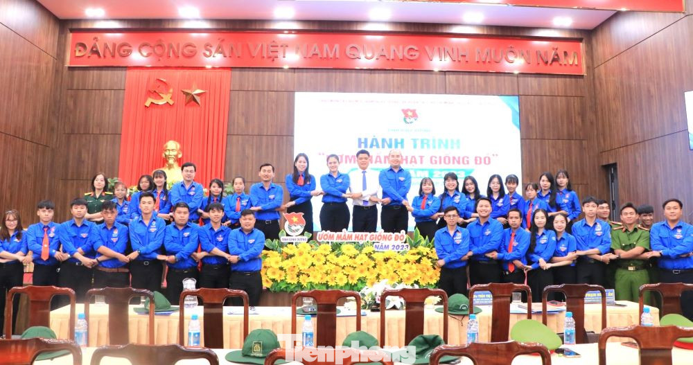 45 đoàn viên ưu tú được giới thiệu để kết nạp Đảng