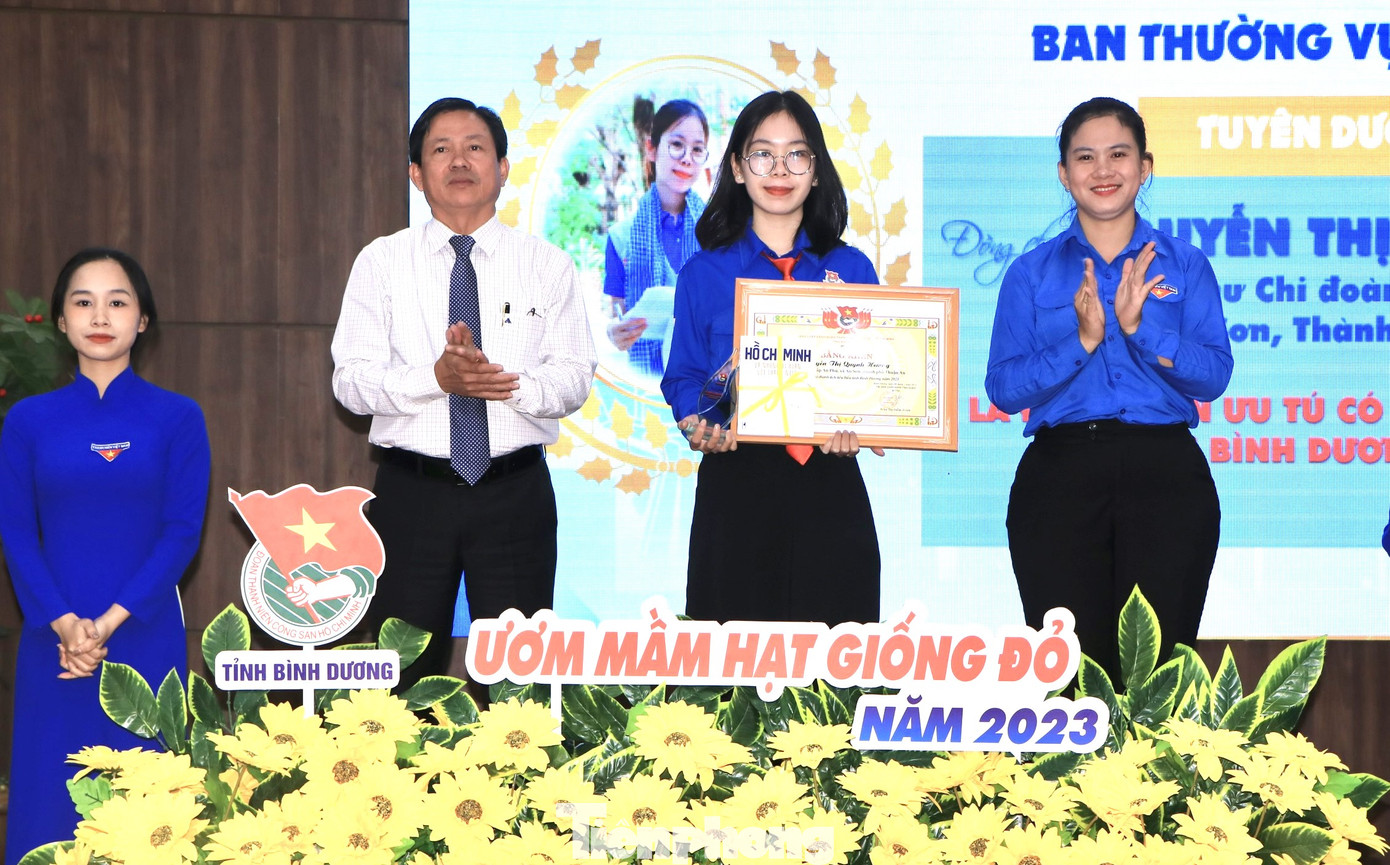 Tuyên dương đại biểu có thành tích tiêu biểu