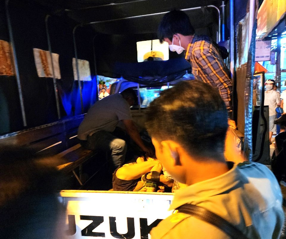 Nam thanh niên sau khi được giải cứu đã đưa về trụ sở công an Nam thanh niên sau khi được giải cứu đã đưa về trụ sở công an