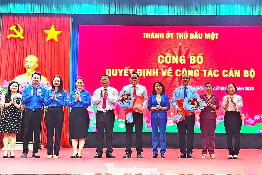 Ông Trần Bảo Lâm (thứ 5 từ phải sang) và ông Phạm Minh Thiện (thứ 3 từ phải sang) nhận quyết định
