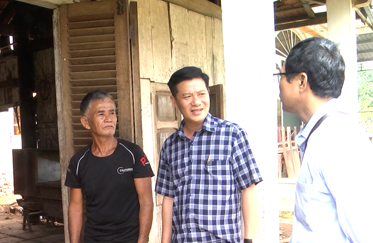 Ông Nguyễn Hữu Đây (áo đen) hiến đất được tặng bằng khen Ảnh Đ.X