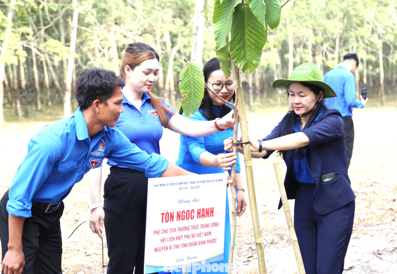 Phó chủ tịch Thường trực Trung ương Hội liên hiệp phụ nữ Việt Nam Tôn Ngọc Hạnh (phải) trồng cây lưu niệm
