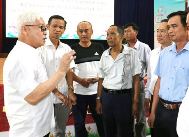 Bí thư Tỉnh ủy Bình Dương Nguyễn Văn Lợi (bìa trái) gặp gỡ các hộ dân chịu ảnh hưởng bởi dự án đường Vành đai 3 Ảnh: Mai Xuân