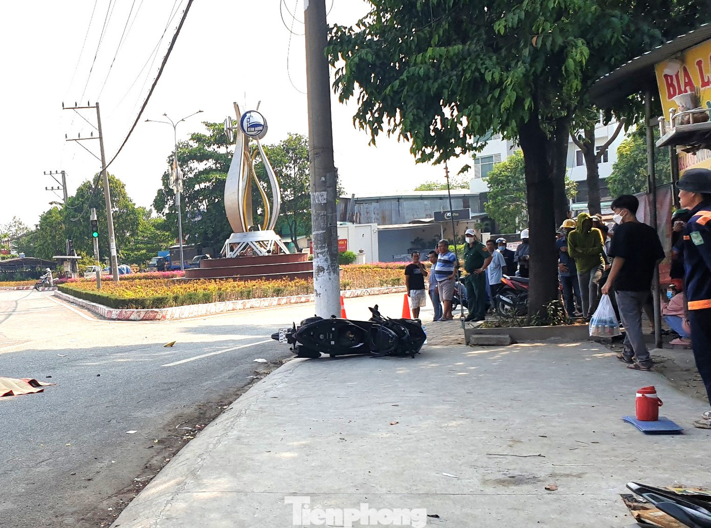 Chiếc xe máy văng lên vỉa hè sau tai nạn
