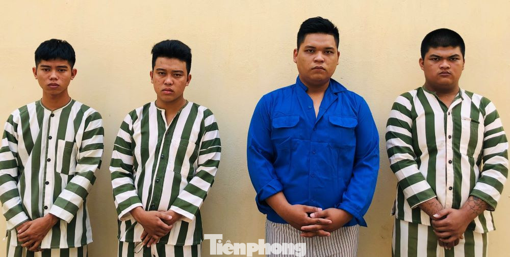 Nhóm đối tượng gồm: Hiệp, Hiếu, Tân và Lập bị tạm giữ để điều tra Nhóm đối tượng gồm: Hiệp, Hiếu, Tân và Lập bị tạm giữ để điều tra