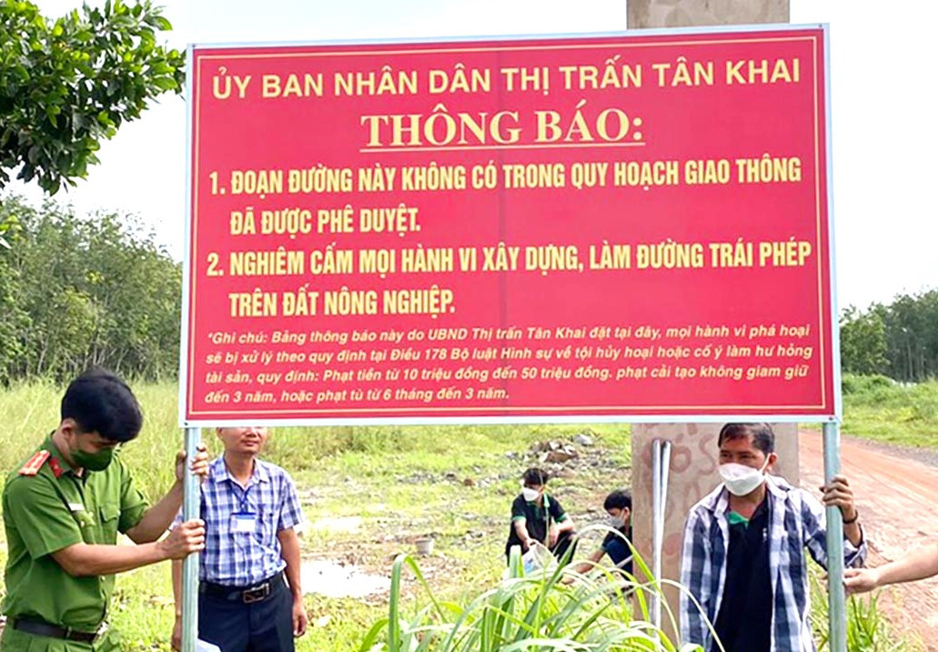 Cơ quan chức năng Bình Phước dựng bảng thông báo nghiêm cấm hành vi xây dựng, tự ý mở đường trên đất nông nghiệp Cơ quan chức năng Bình Phước dựng bảng thông báo nghiêm cấm hành vi xây dựng, tự ý mở đường trên đất nông nghiệp
