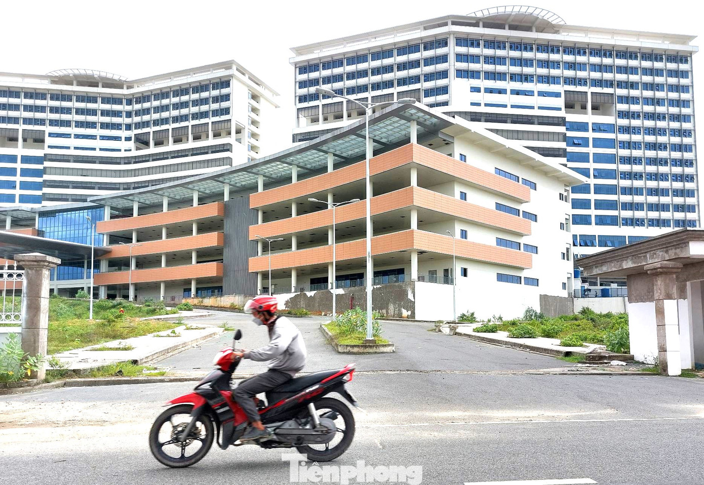 Dự án Bệnh viện Đa khoa tỉnh Bình Dương gồm 2 gói thầu. Gói thầu số 1 thi công, cung cấp và lắp đặt các hệ thống kỹ thuật, khởi công ngày 4/12/2018, dự kiến hoàn thành ngày 31/12/2023 với tổng giá trị gói thầu 1.783 tỷ đồng. Đến nay, khối lượng thực hiện đạt 92,0%, tương đương 1.640 tỷ đồng. Khối lượng còn lại phải thực hiện theo hợp đồng, các công việc chưa thực hiện chiếm 8,0%, tương đương 142 tỷ đồng.