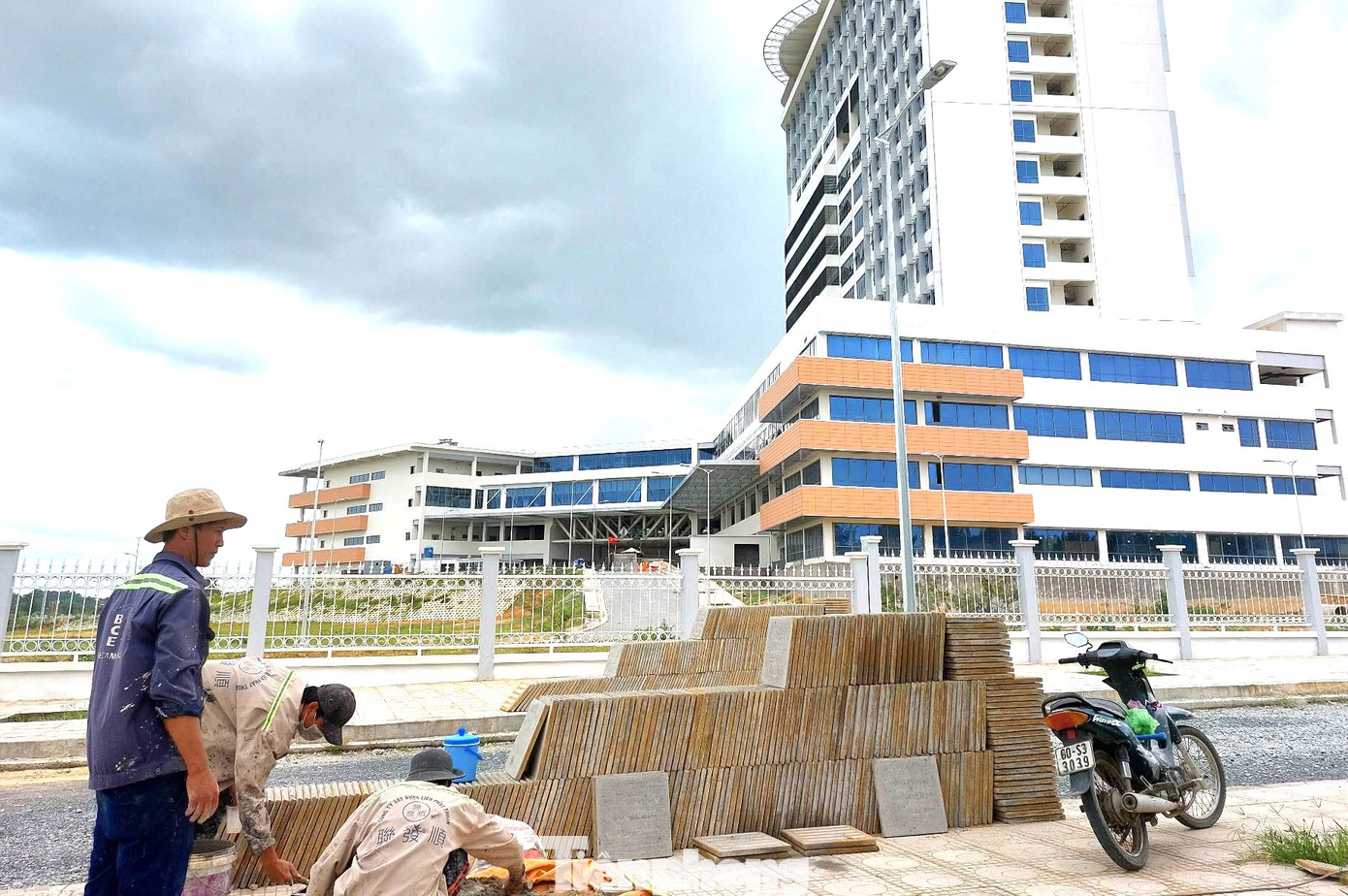 Trước đó, ngày 20/2/2023, Ban Quản lý đầu tư xây dựng tỉnh Bình Dương đã có công văn trình UBND tỉnh Bình Dương chấp thuận điều chỉnh chủ trương đầu tư dự án thiết bị Bệnh viện Đa khoa tỉnh Bình Dương nhằm tháo gỡ vướng mắc, khó khăn trên. Để chuẩn bị cho bước điều chỉnh dự án, Ban Quản lý đầu tư xây dựng tỉnh Bình Dương đã có thư mời, thông tin rộng rãi về việc tìm đơn vị tư vấn có năng lực, kinh nghiệm và đảm bảo điều kiện pháp lý có quan tâm hợp tác trong các gói thầu tư vấn của dự án.