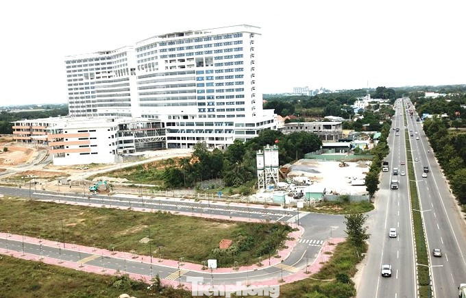 Đối với dự án thiết bị, hiện nay Ban Quản lý đầu tư xây dựng tỉnh Bình Dương vẫn chưa nhận được ý kiến của Hội đồng khoa học tỉnh về việc góp ý cấu hình, tính năng của danh mục thiết bị để làm cơ sở điều chỉnh dự án.