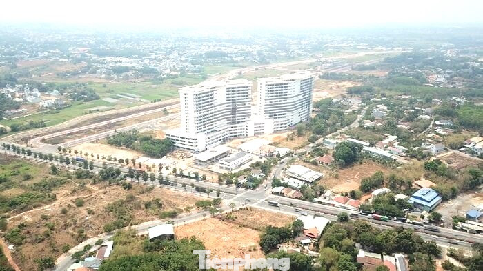 Theo Ban Quản lý đầu tư xây dựng tỉnh Bình Dương, trong tình hình khó khăn chung của ngành y tế, việc điều chỉnh dự án có cấu phần thiết bị y tế gặp khó khăn, vướng mắc trong việc thực hiện theo quy định mới (Nghị định 98/2022/NĐ-CP chưa có thông tư hướng dẫn). Ngoài ra, chủ đầu tư cũng gặp khó trong công tác tìm đơn vị tư vấn điều chỉnh dự án, thẩm định giá.