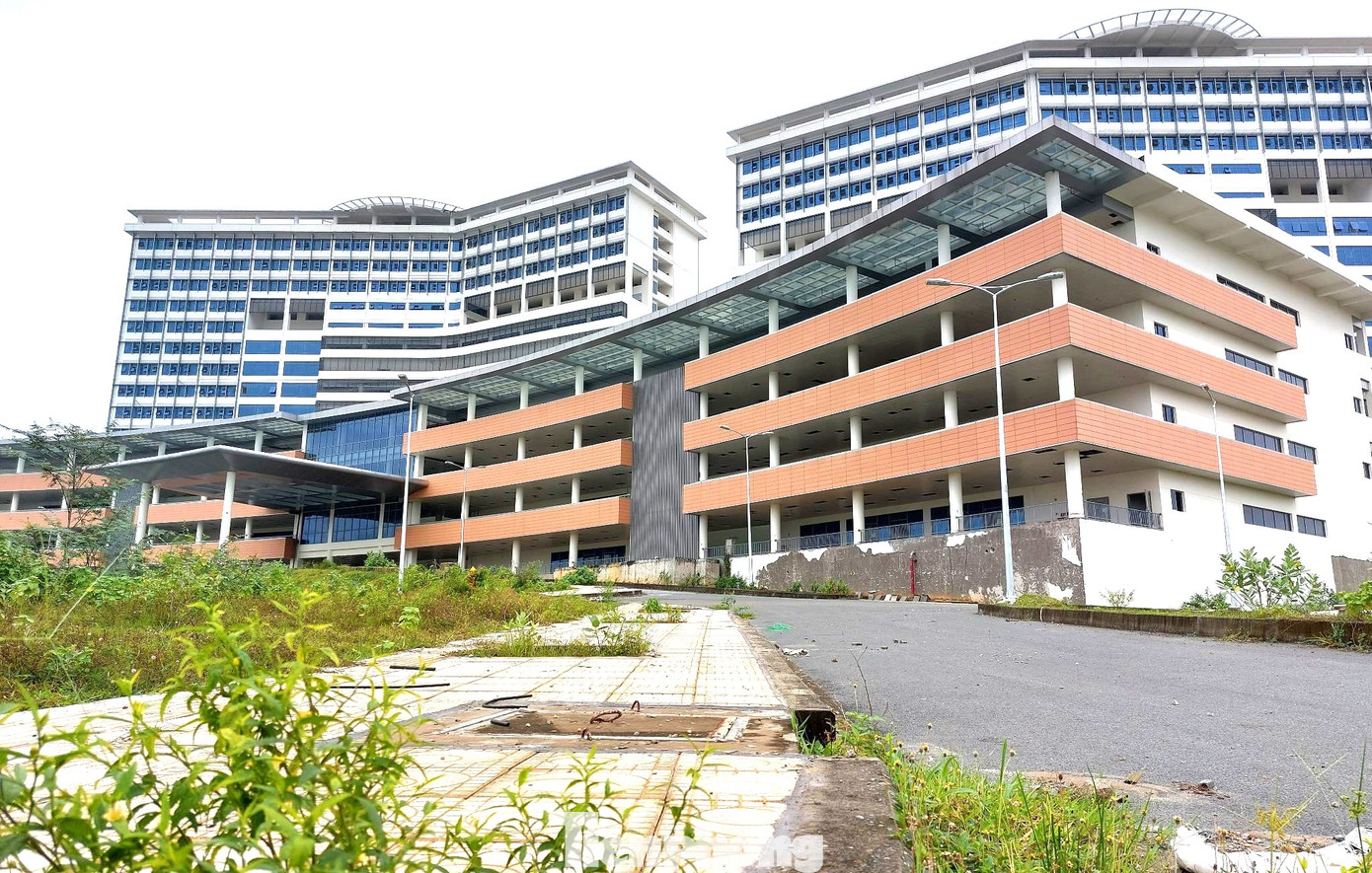 Gói thầu số 2 thi công và lắp đặt thiết bị hệ thống khí y tế và vận chuyển mẫu bệnh phẩm, khởi công ngày 23/4/2019, dự kiến hoàn thành ngày 31/12/2023, với tổng giá trị gói thầu 82 tỷ đồng. Đến nay khối lượng thực hiện đạt 89%, tương đương 73 tỷ đồng. Các công việc chưa thực hiện chiếm 11%, tương đương 9 tỷ đồng.