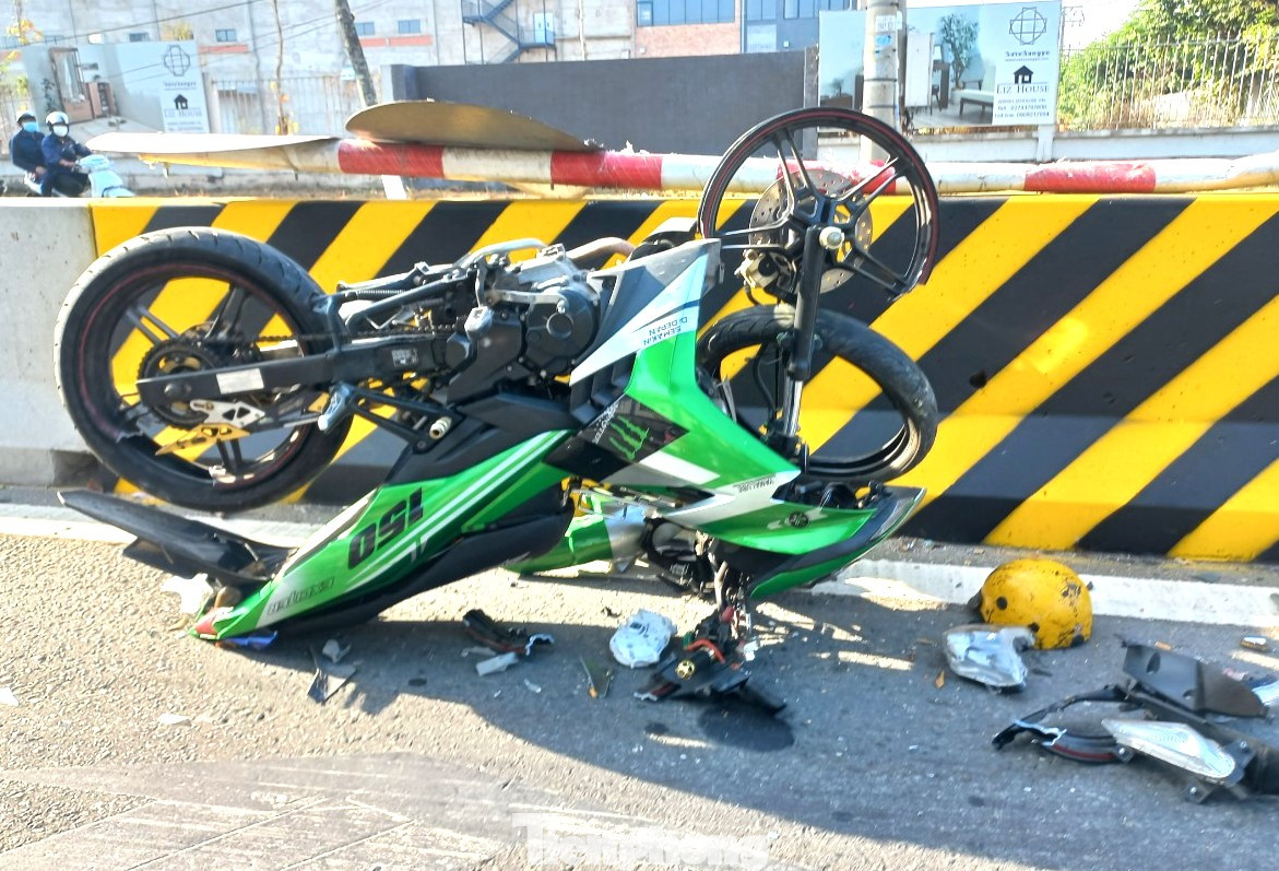 Xe mô tô lật ngửa sau tai nạn