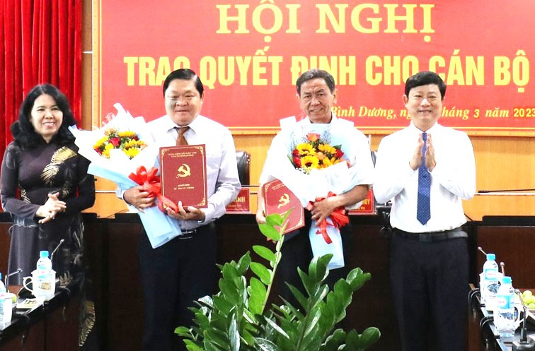 Ông Nguyễn Tầm Dương (thứ 2 từ trái sang) và ông Bùi Thiện Khải nhận quyết định nghỉ hưu. Ông Nguyễn Tầm Dương (thứ 2 từ trái sang) và ông Bùi Thiện Khải nhận quyết định nghỉ hưu.