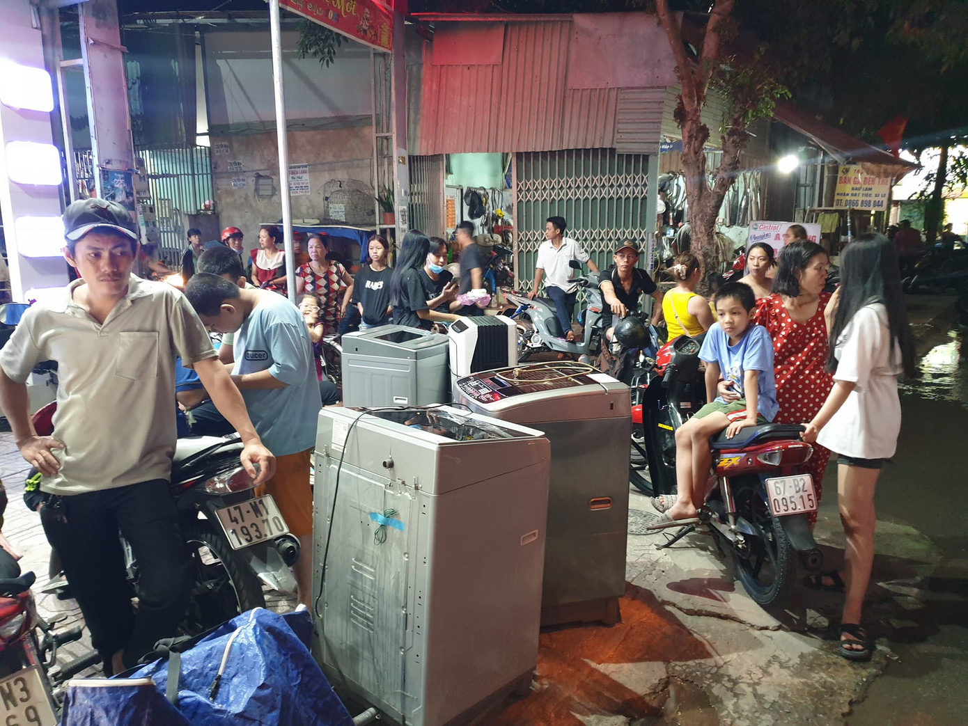 Người dân dọn đồ ra khỏi nhà