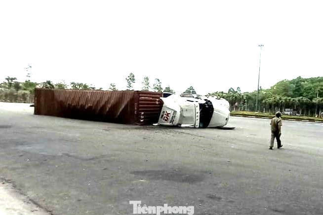 Xe container lật giữa vòng xoay đường Mỹ Phước Tân Vạn Xe container lật giữa vòng xoay đường Mỹ Phước Tân Vạn