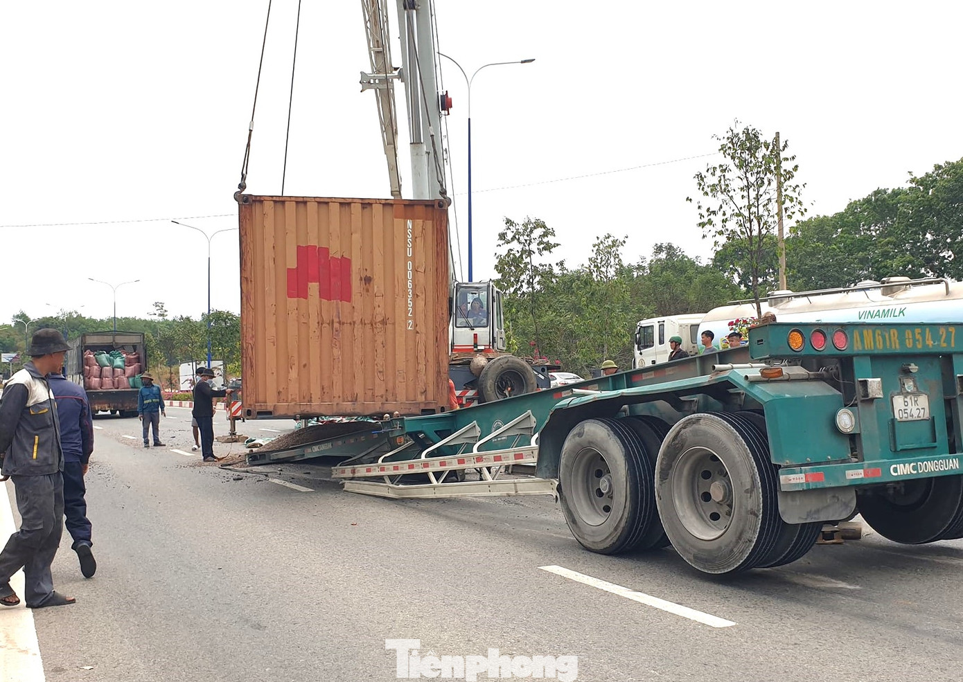 Thùng xe container lật nhào xuống đường Thùng xe container lật nhào xuống đường