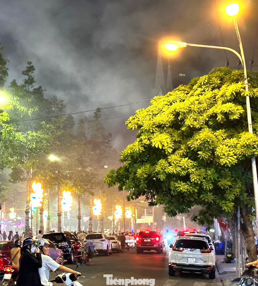 Rất đông người tại hiện trường vụ cháy