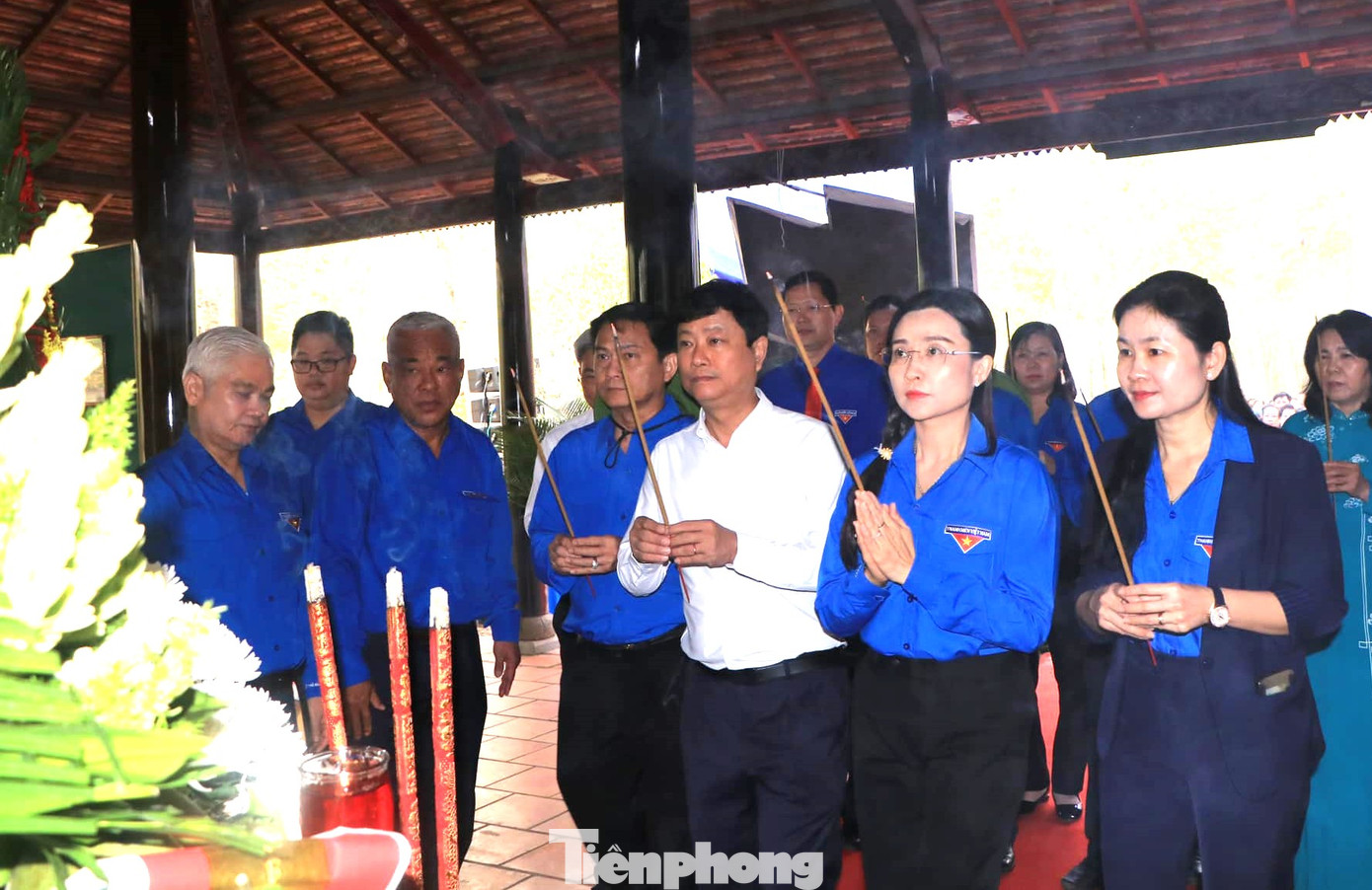 Bí thư Trung ương Đoàn Nguyễn Phạm Duy Trang (hàng trên, thứ hai từ phải sang); Phó chủ tịch Thường trực Trung ương Hội liên hiệp phụ nữ Việt Nam Tôn Ngọc Hạnh (hàng trên bên phải) và Chủ tịch UBND tỉnh Bình Dương Võ Văn Minh dâng hương tưởng nhớ Chủ tịch Hồ Chí Minh và các vị Anh hùng liệt sĩ tại Đền thờ làng cao su thời Pháp thuộc
