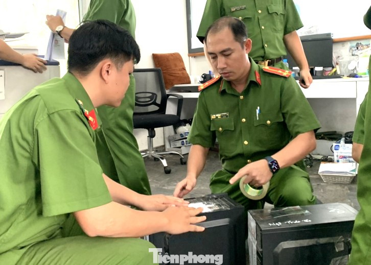 Công an niêm phong các tài liệu, tang vật để điều tra