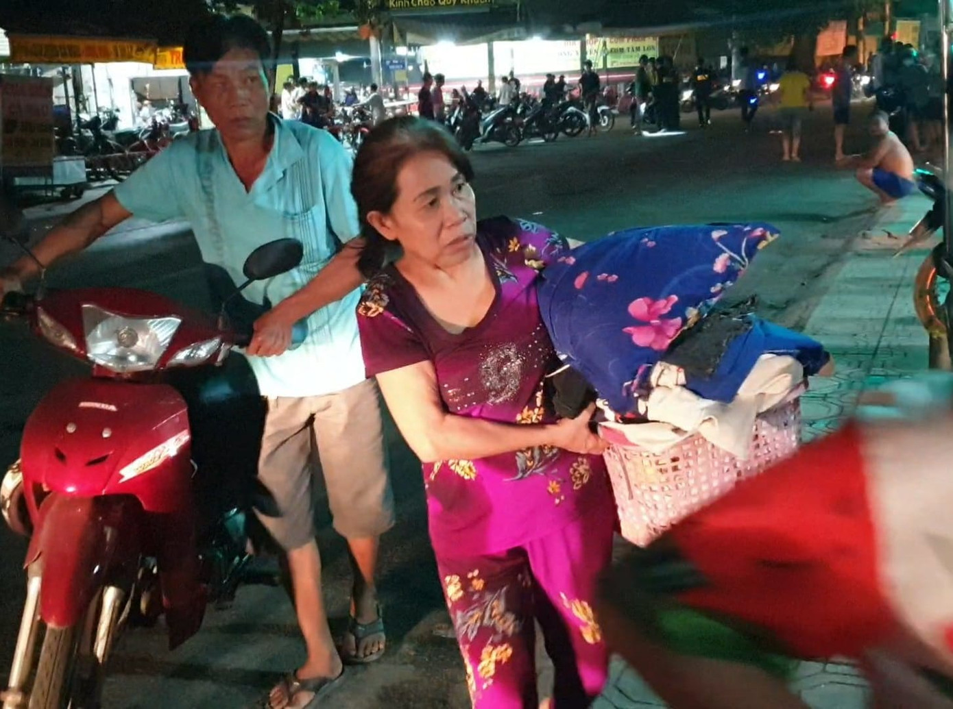 Người dân mang đồ ra khỏi nhà vì sợ lửa cháy lan