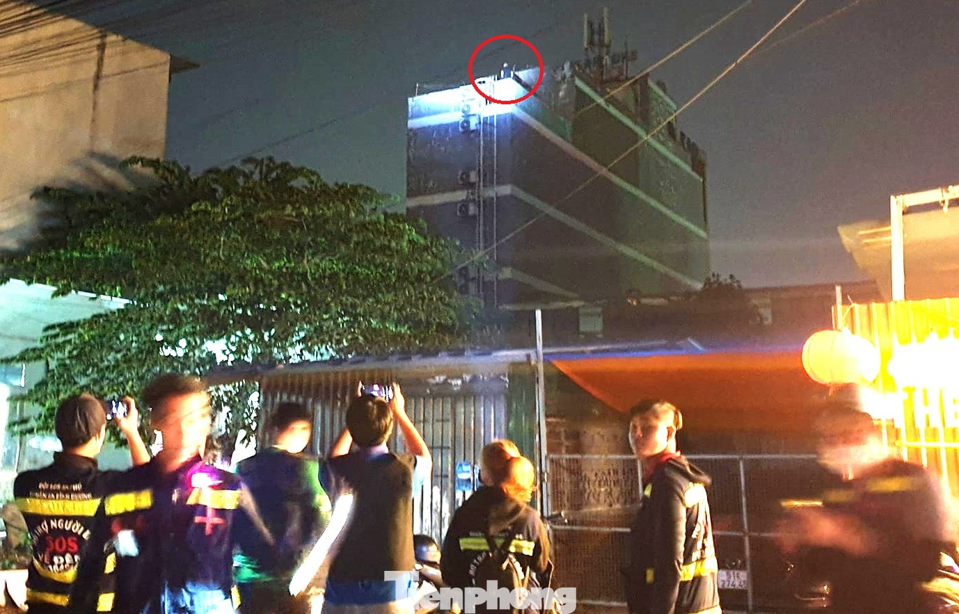 Đối tượng trèo lên sân thượng tòa nhà năm lầu Đối tượng trèo lên sân thượng tòa nhà năm lầu