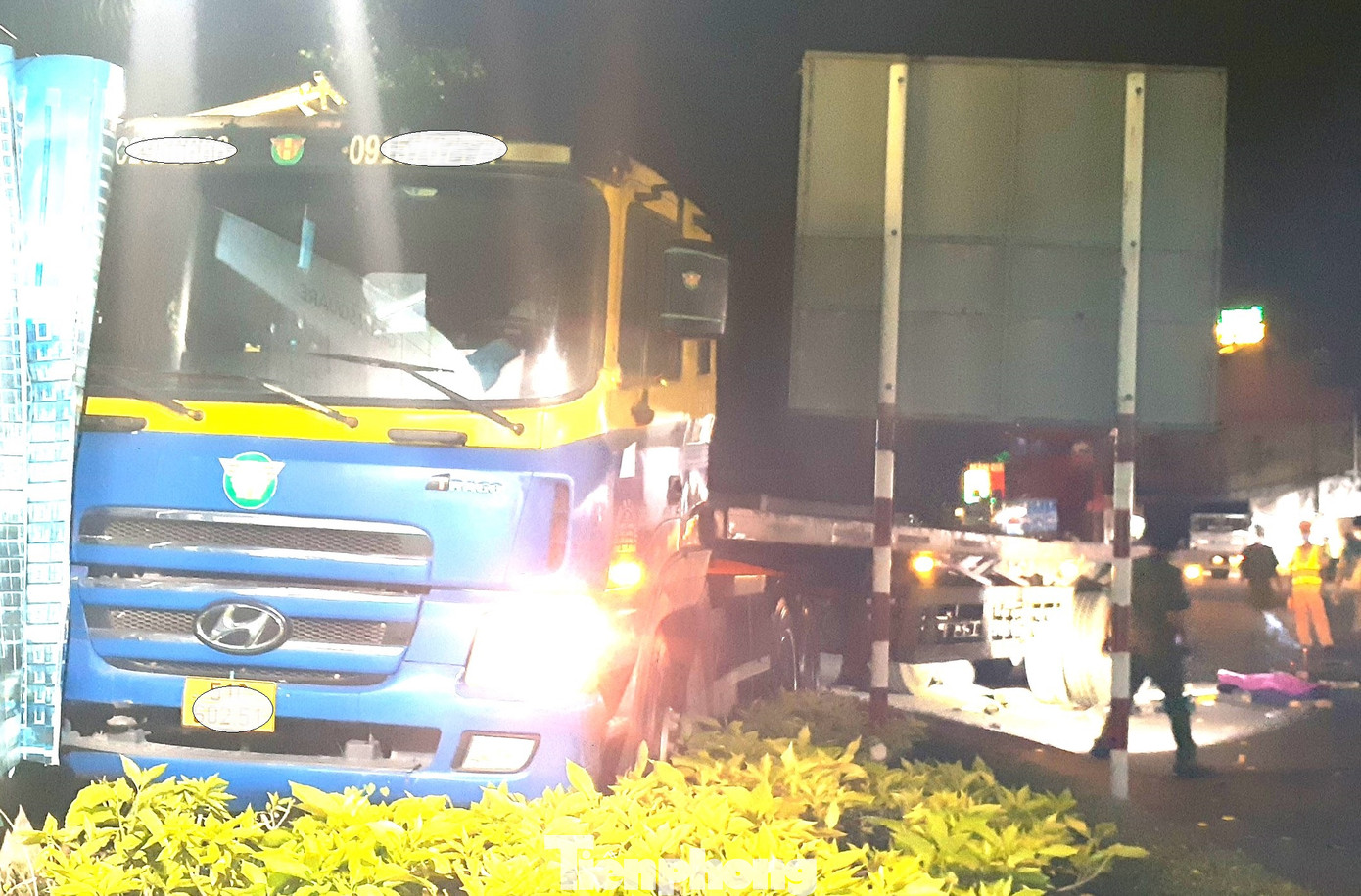 Một chiếc xe tải lao lên vỉa hè gần trạm thu phí đã dừng hoạt động trên quốc lộ 1K - Ảnh lưu trữ