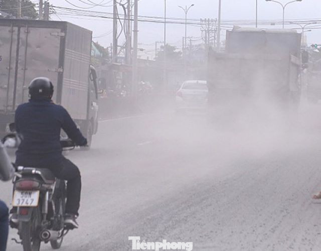Đường quốc lộ 1K bụi bay mịt mù
