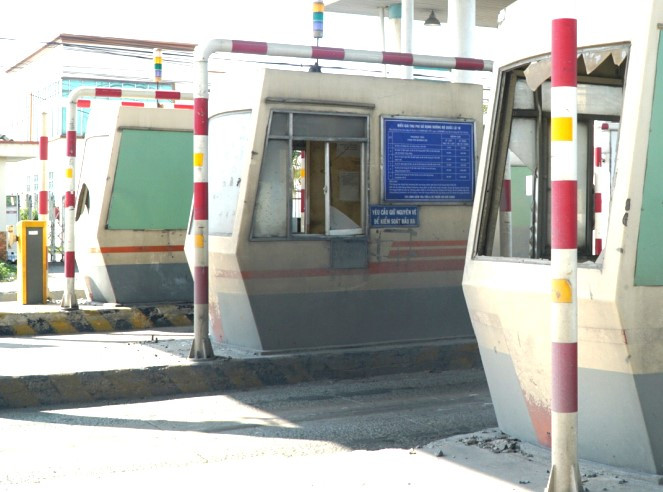 Trạm thu phí án ngữ như "lô cốt" giữa đường