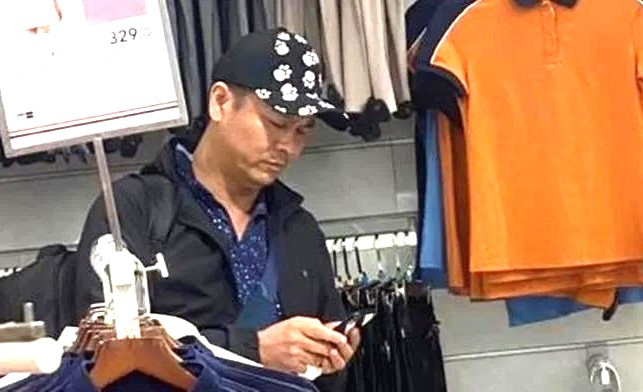 Nghi can Yang Zhong Wu được phát hiện khi đang vào một cửa hàng thời trang ở thành phố Pleiku, tỉnh Gia Lai Nghi can Yang Zhong Wu được phát hiện khi đang vào một cửa hàng thời trang ở thành phố Pleiku, tỉnh Gia Lai