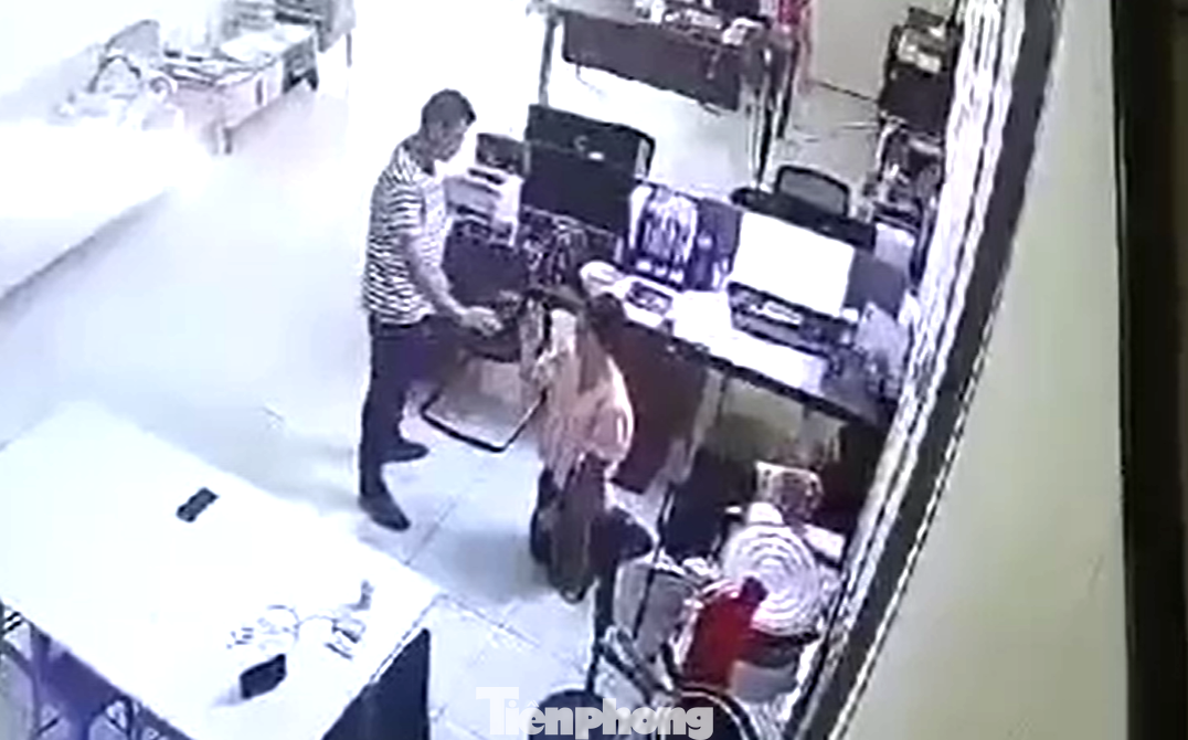 Nữ kế toán quỳ gối trước mặt giám đốc. Ảnh cắt từ camera