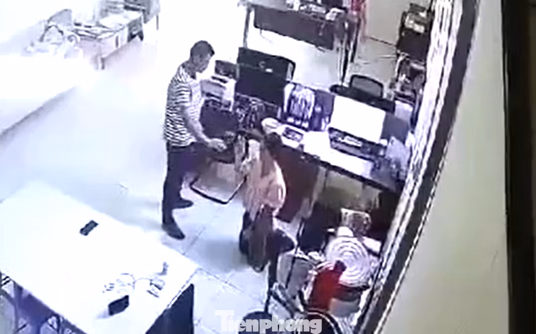 Nữ kế toán quỳ gối trước mặt giám đốc. Ảnh cắt từ camera