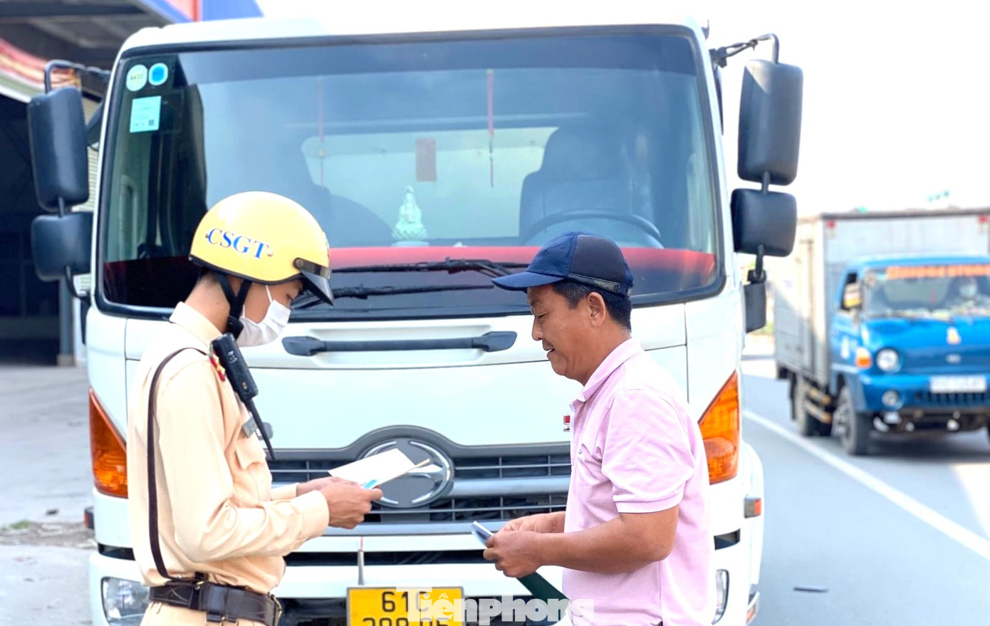 Lực lượng CSGT tuần tra nếu phát hiện xe hết hạn đăng kiểm vẫn lưu thông trên đường sẽ lập biên bản xử lý theo quy định Lực lượng CSGT tuần tra nếu phát hiện xe hết hạn đăng kiểm vẫn lưu thông trên đường sẽ lập biên bản xử lý theo quy định