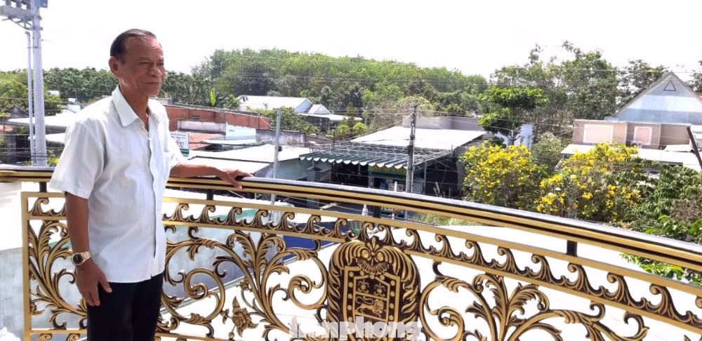 Ông Kim Nhỏ kể chuyện vượt khó từ nông dân nghèo trở thành "đại gia". Ông Kim Nhỏ kể chuyện vượt khó từ nông dân nghèo trở thành "đại gia".