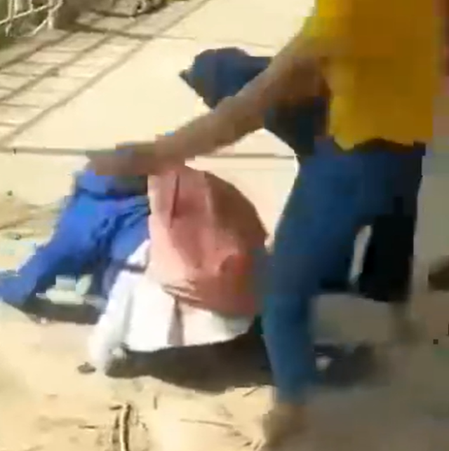 Nữ sinh đã nằm dưới đất nhưng vẫn bị đánh, bị dẫm đạp từ trên xuống vào các vị trí nguy hiểm ở lưng và phần đầu. Ảnh cắt từ clip