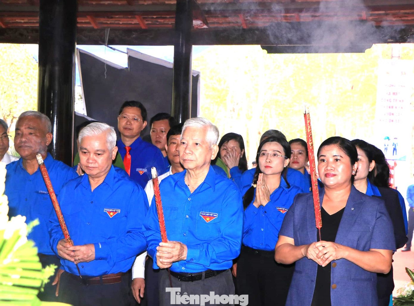 Nguyên Chủ tịch nước Nguyễn Minh Triết (hàng trên, thứ hai từ phải sang) cùng lãnh đạo tỉnh Bình Dương và Bình Phước dâng hương tưởng nhớ Chủ tịch Hồ Chí Minh và các vị Anh hùng liệt sĩ tại Đền thờ làng cao su thời Pháp thuộc.