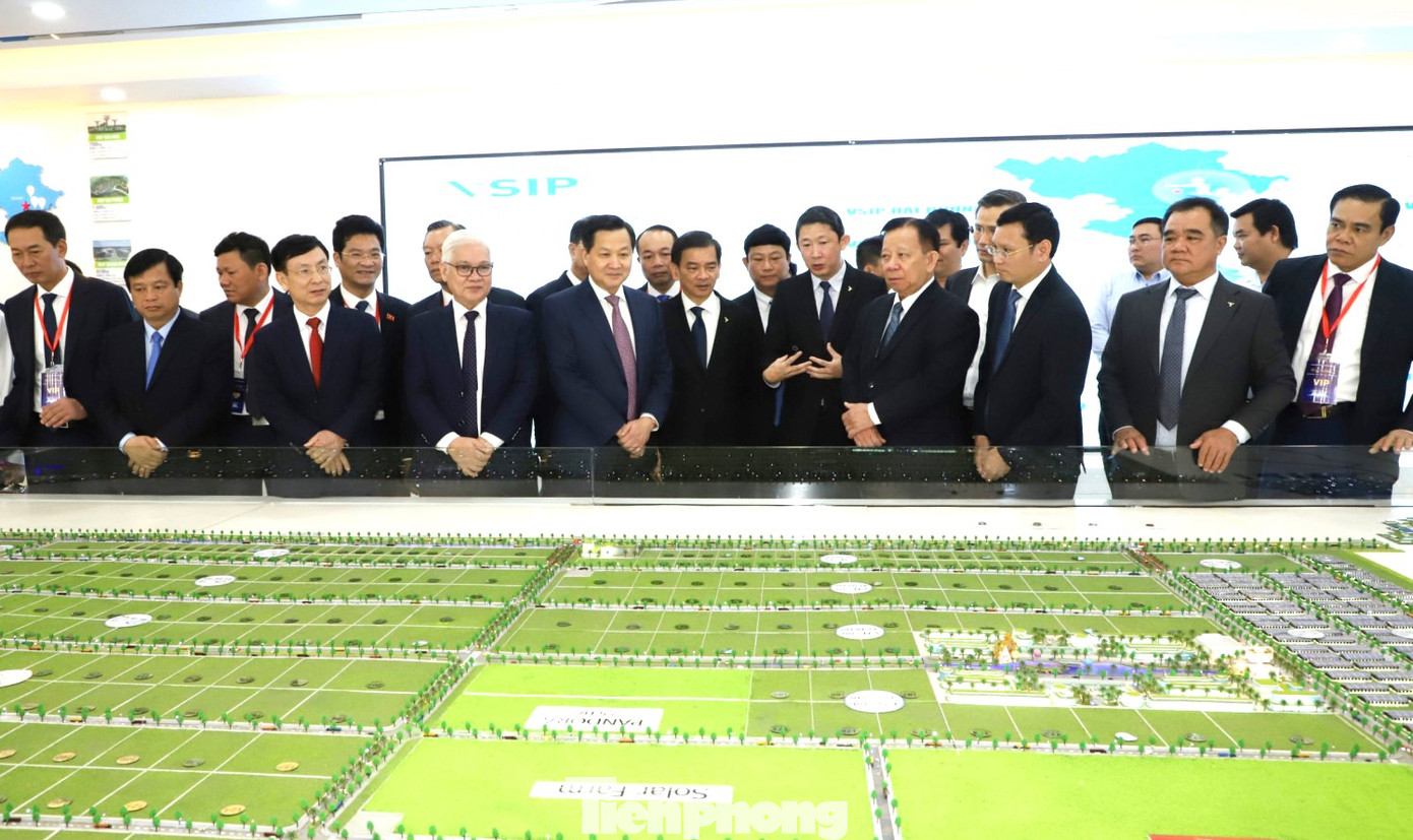 Phó Thủ tướng Lê Minh Khái thăm quan mô hình khu công nghiệp VSIP. Phó Thủ tướng Lê Minh Khái thăm quan mô hình khu công nghiệp VSIP.