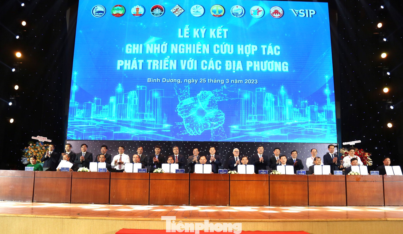 Lãnh đạo các tỉnh ký kết hợp tác. Lãnh đạo các tỉnh ký kết hợp tác.