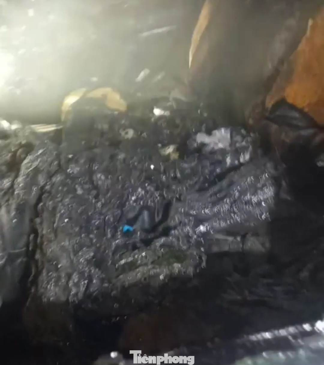 Nội thất và vật dụng trong xe bị thiêu rụi. Nội thất và vật dụng trong xe bị thiêu rụi.