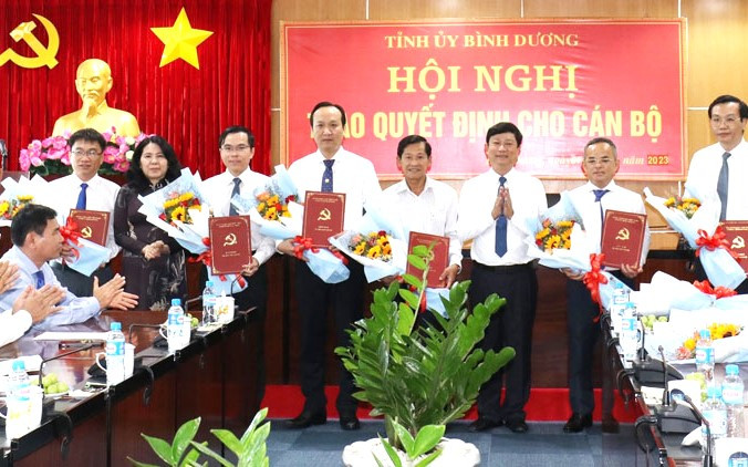 Chủ tịch UBND tỉnh Bình Dương Võ Văn Minh (thứ 3 từ phải sang) trao các quyết định về công tác cán bộ. Chủ tịch UBND tỉnh Bình Dương Võ Văn Minh (thứ 3 từ phải sang) trao các quyết định về công tác cán bộ.