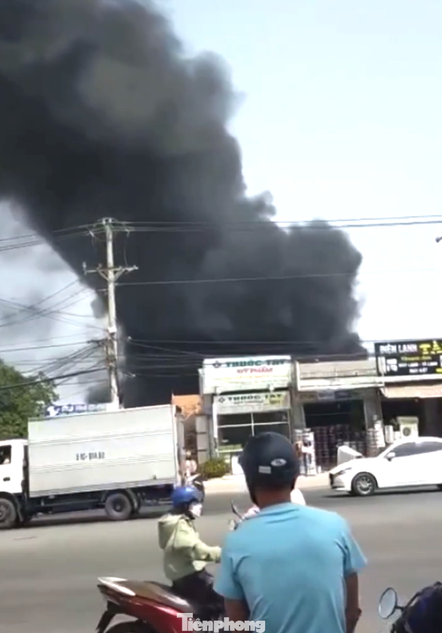 Cột khói cuồn cuộn tại khu vực nhà xưởng. Ảnh CTV Cột khói cuồn cuộn tại khu vực nhà xưởng. Ảnh CTV