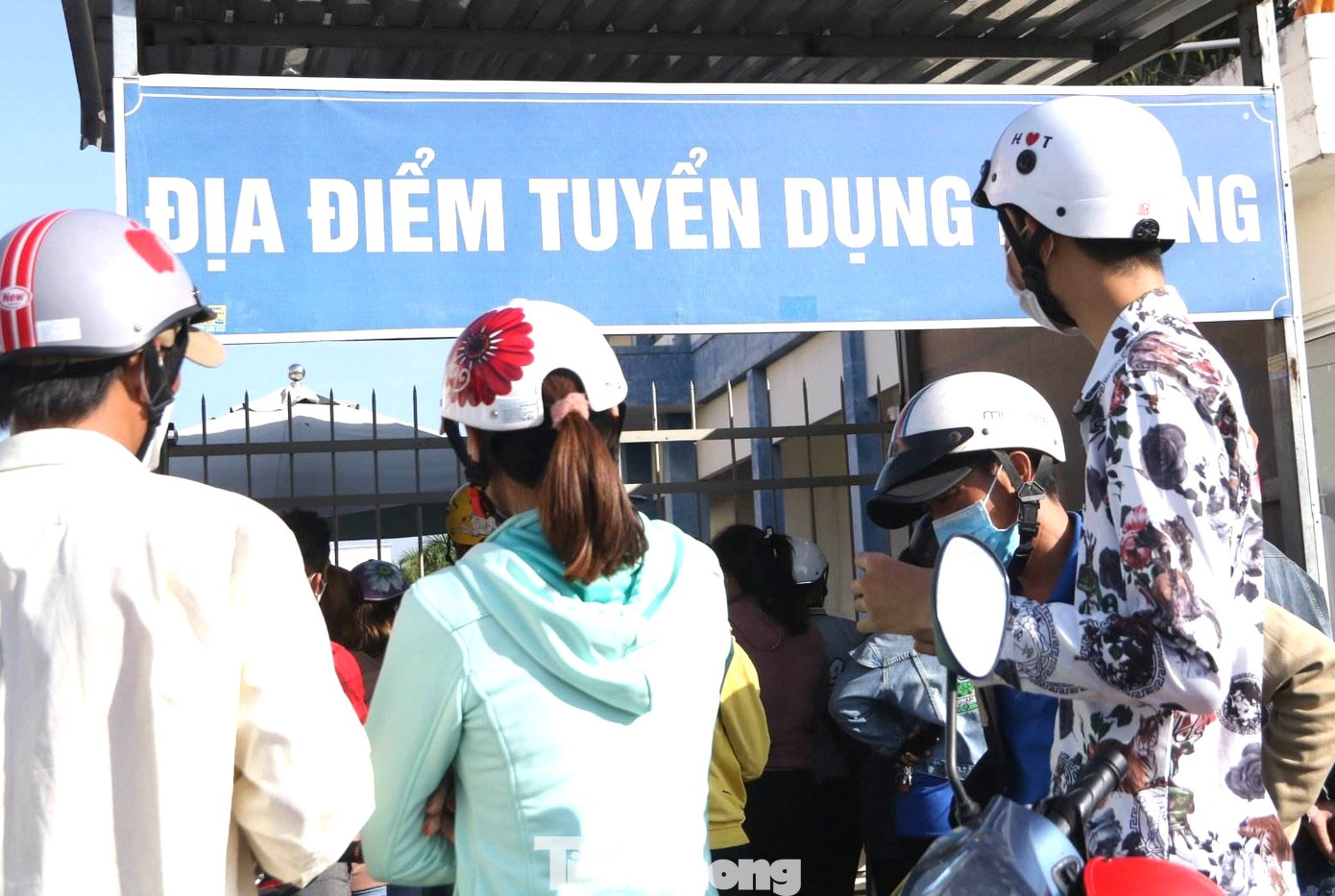 Kinh tế khó khăn đẩy người lao động vào cảnh thất nghiệp.