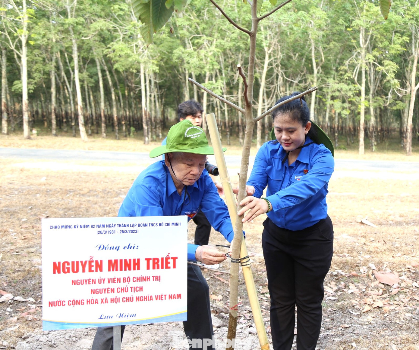 Nguyên Chủ tịch nước Nguyễn Minh Triết và Bí thư Tỉnh Đoàn Bình Dương Trần Thị Diễm Trinh trồng cây lưu niệm.