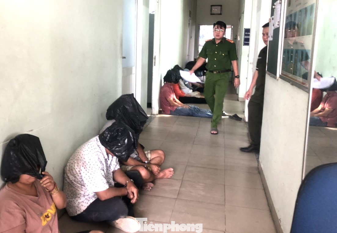 Công an đang lấy lời khai từng đối tượng