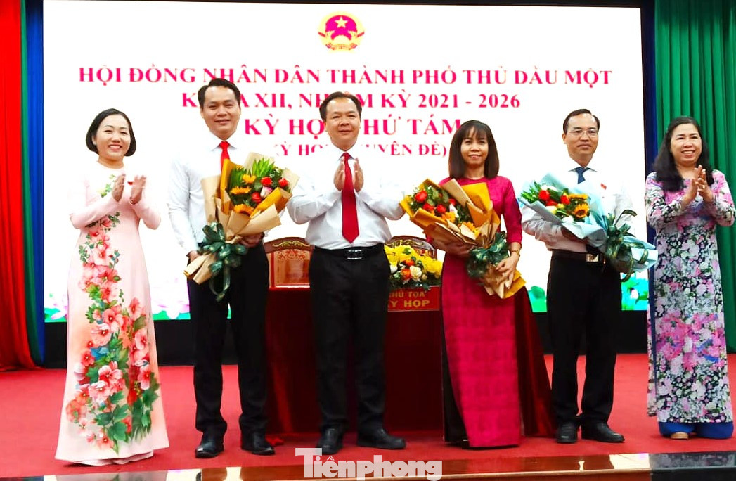 Ông Trần Bảo Lâm (thứ hai từ trái sang) được bầu giữ chức Phó Chủ tịch UBND thành phố Thủ Dầu Một