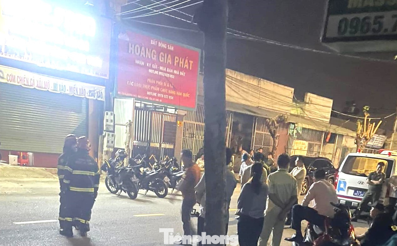 Lực lượng chức năng tiếp cận ki-ốt để giải cứu người phụ nữ.