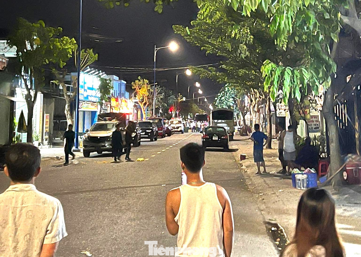 Lực lượng chức năng bảo vệ hiện trường, hạn chế người dân tiếp cận.