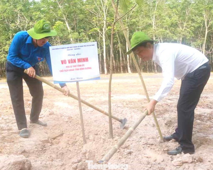 Chủ tịch UBND tỉnh Bình Dương Võ Văn Minh (phải) trồng cây lưu niệm.