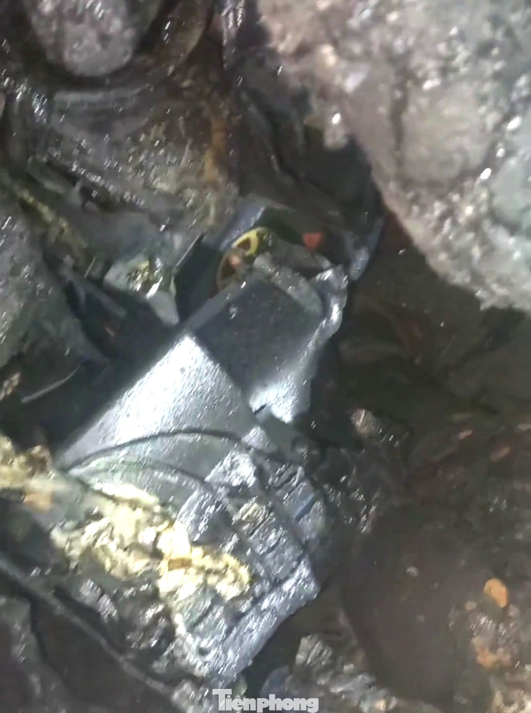 Nội thất và vật dụng trong xe bị thiêu rụi. Nội thất và vật dụng trong xe bị thiêu rụi.